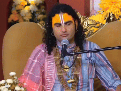 अनिरुद्धाचार्य के दरबार में फूट-फूटकर रोई हरियाणवी बहू:शराबी पति हर रात पीटता है; कथावाचक बोले- बॉलीवुड शराब को बढ़ावा दे रहा, यही हिंसा की जड़