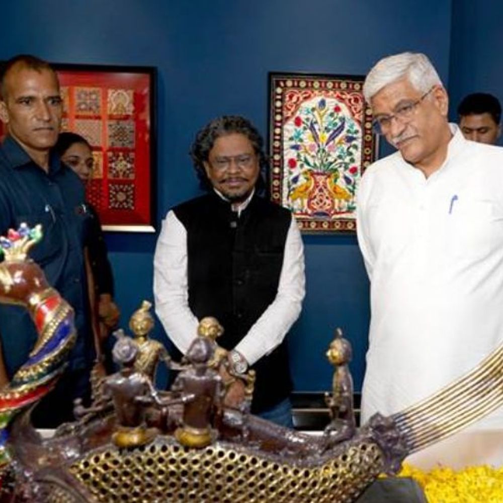 PM मोदी को मिली 1300 तोहफों की आज से ई-नीलामी:देवी भवानी की मूर्ति की बेस प्राइज ₹1 करोड़; पैरालंपिक मैडलिस्टों के जूते भी बिकेंगे