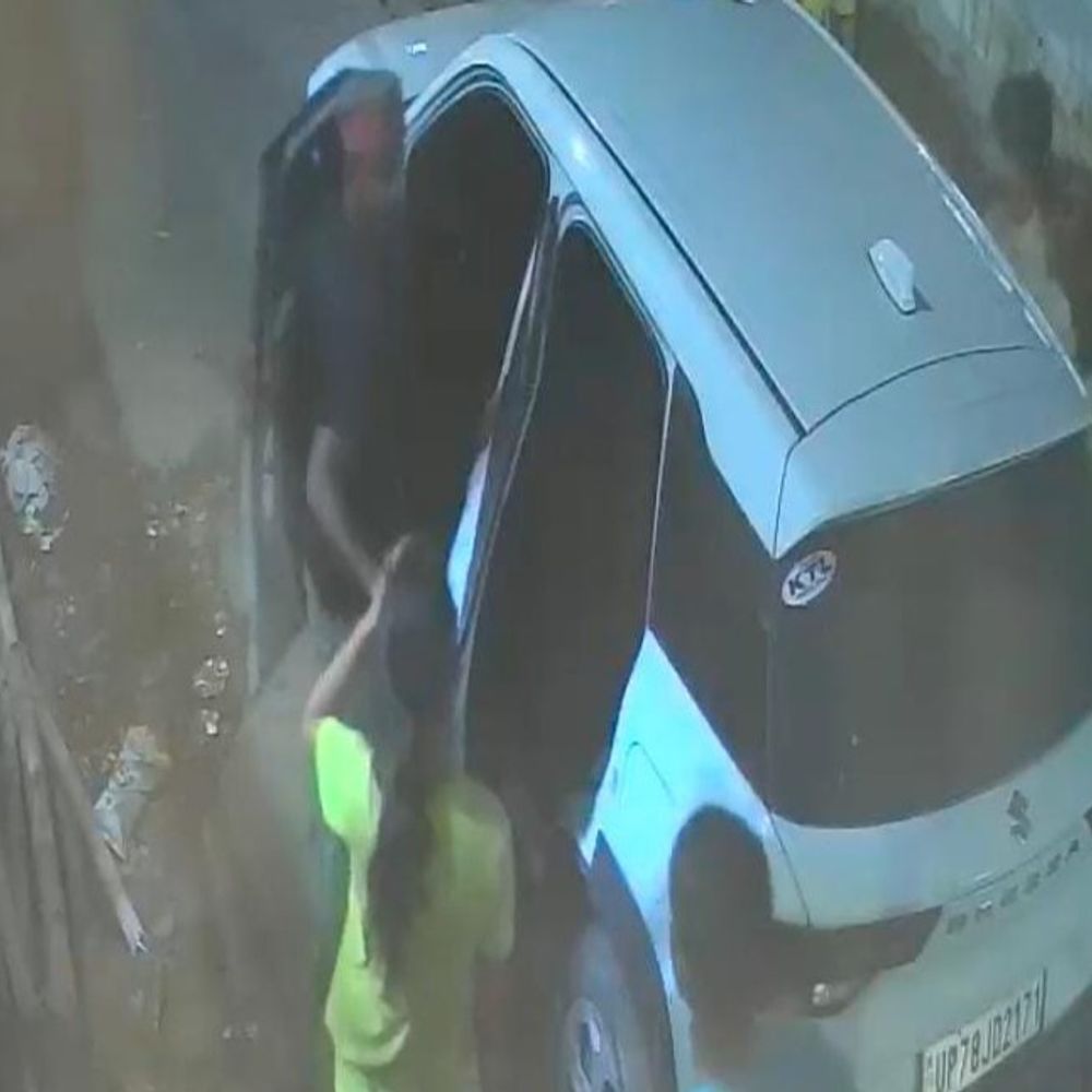 स्वीट हाउस संचालक संग कार सवारों ने की लूट, CCTV:फुटेज में दिखे तीन युवकों के साथ दिखी एक युवती, पुलिस बोली- आरोप झूठे