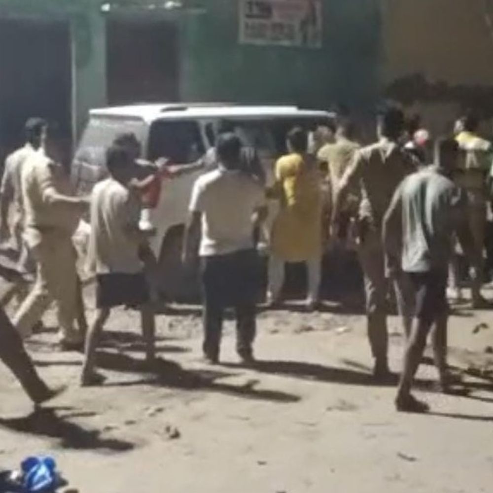 मेरठ के सरधना में मारपीट का लाइव VIDEO:दो पक्षों के बीच जमकर बवाल, पुलिस के हाथ से लाठी छीनकर दौड़ाकर पीटा