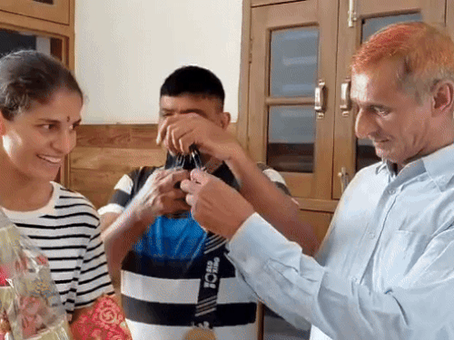 वर्ल्ड चैंपियन बॉक्सर का भिवानी में स्वागत:जैस्मिन बोलीं-ठंडे दिमाग और बेहतर प्रदर्शन ने दिलाया पदक, ओलिंपिक में मेडल लाना टारगेट