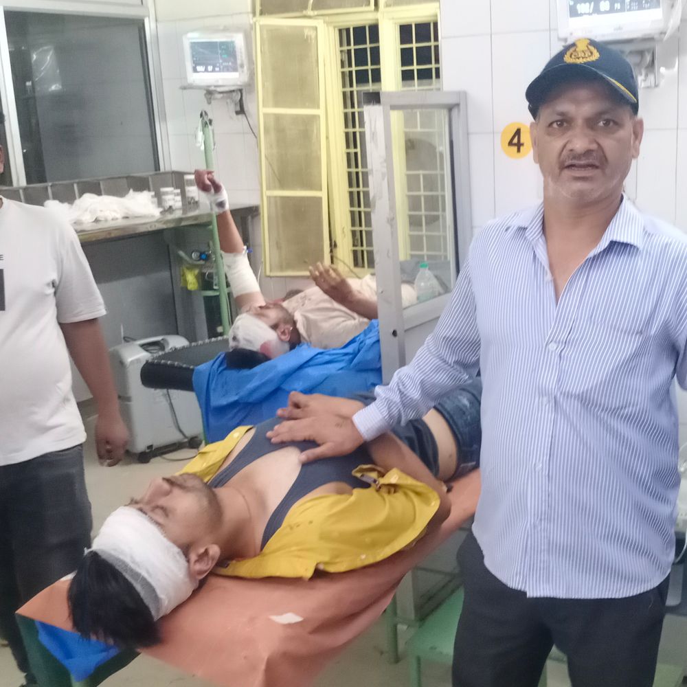 कार पलटने से व्यापारी समेत दो दोस्तों की मौत:तीन लोग घायल, एक की हालत गंभीर; झांसी मेडिकल कॉलेज रेफर