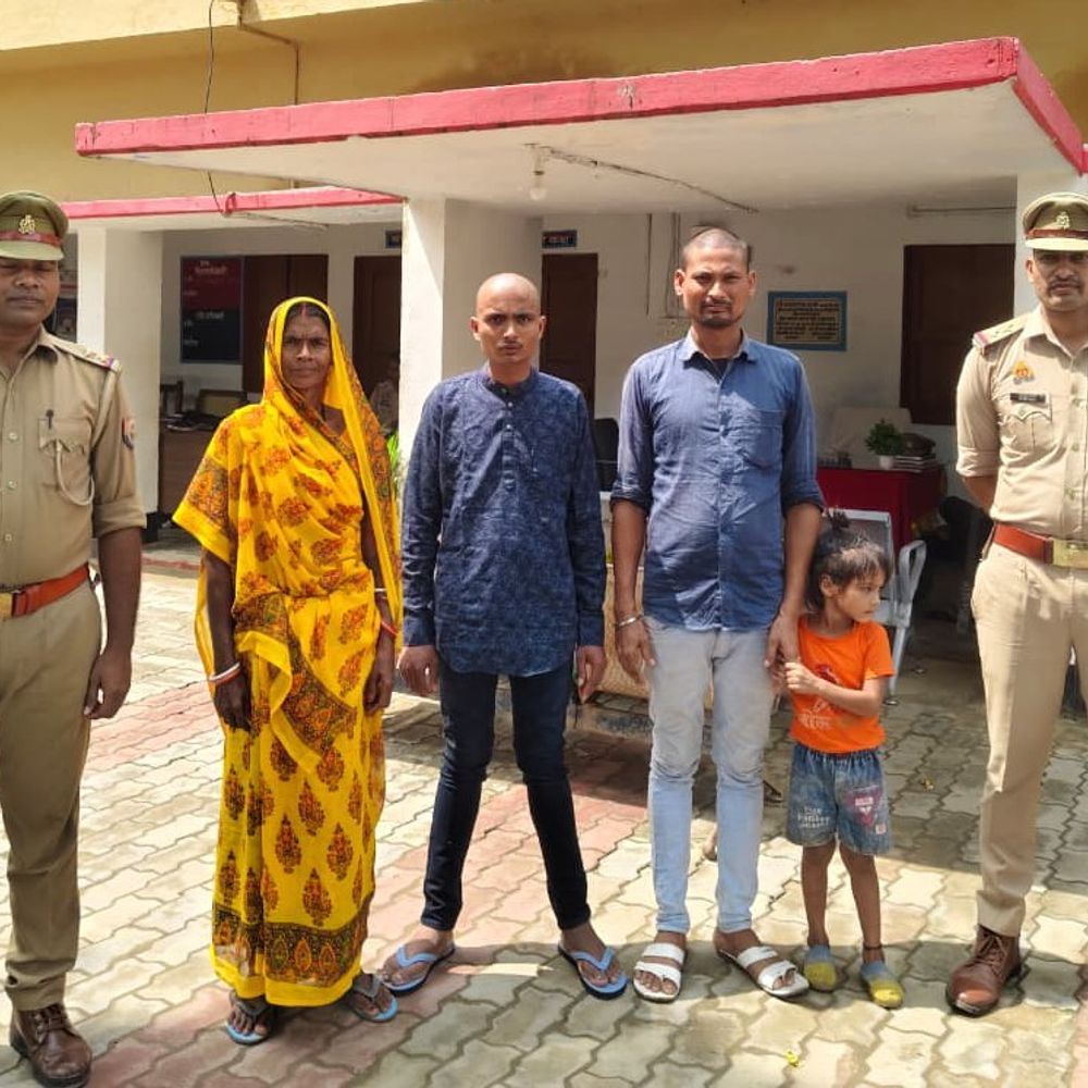 श्रावस्ती पुलिस ने बिहार के युवक को परिजनों से मिलाया:2 साल पहले अमृतसर से लापता हुआ था युवक