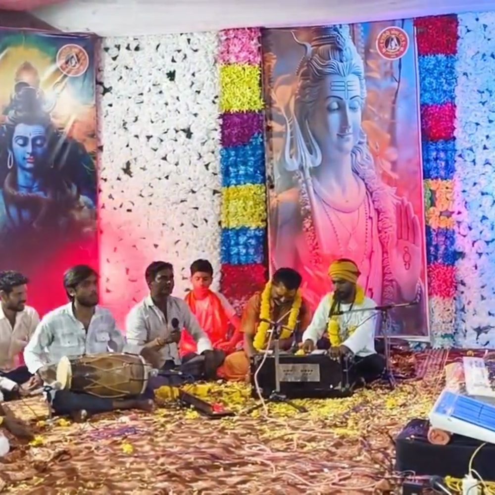 नरसिंहगढ़ मुक्तिधाम में गूंजे भजन, रोशनी से जगमगाया परिसर:लगातार 12वें साल हुई भजन संध्या और पितृ तर्पण कार्यक्रम; भंडारे में उमड़े श्रद्धालु