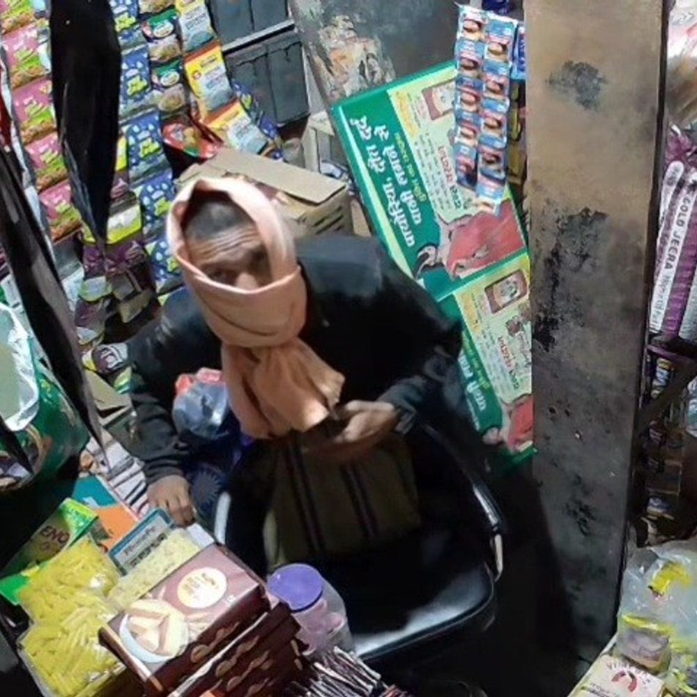 नरसिंहपुर के सालीचौका में दुकान में चोरी का वीडियो:किराने का सामान और नगदी ले गया, चार दिन बाद दूसरी दुकान में चाय पीते दिखा चोर