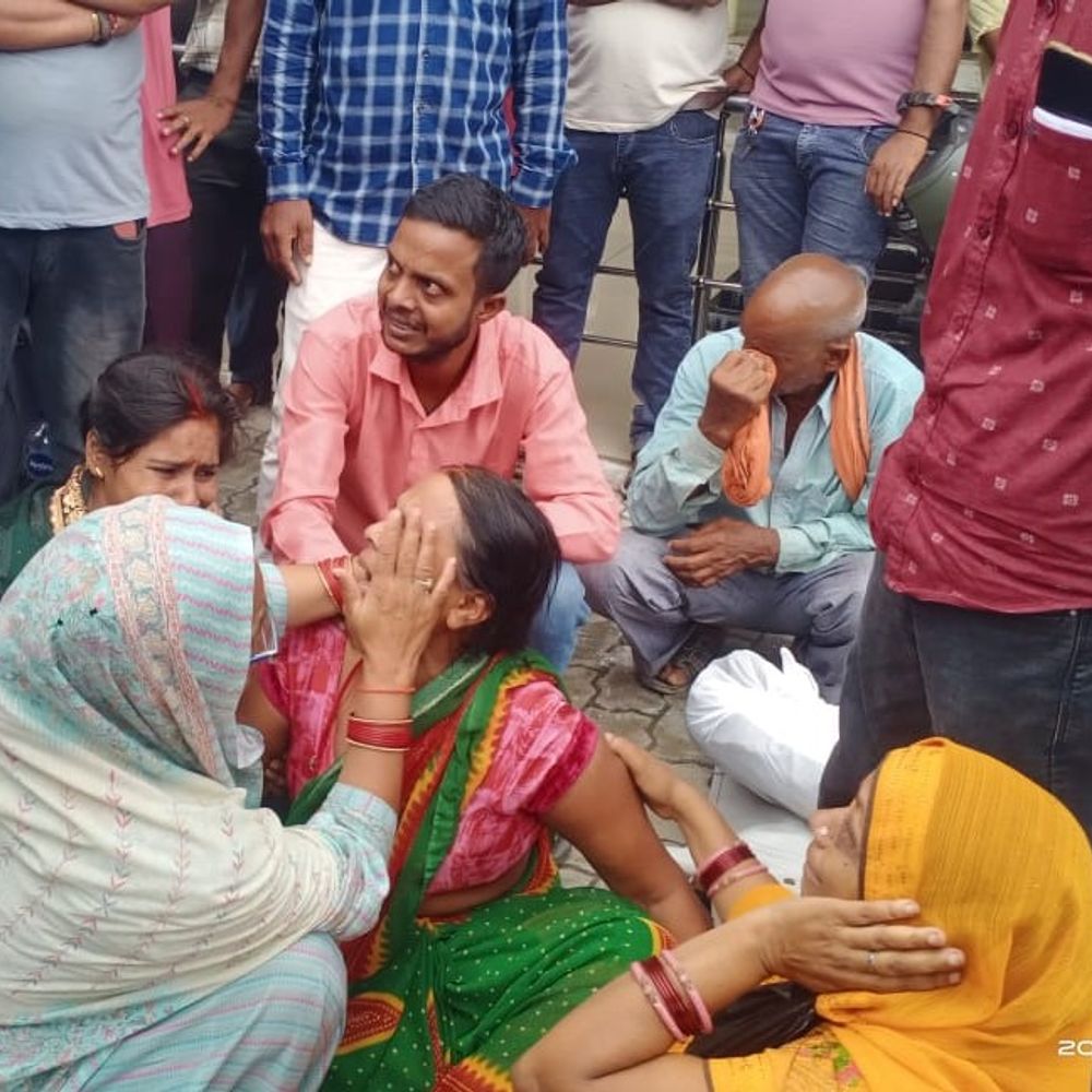 देवरिया में नगर पालिका कर्मचारी की मौत:परिजनों ने शव रखकर किया हंगामा, मुआवजा और नौकरी की मांग