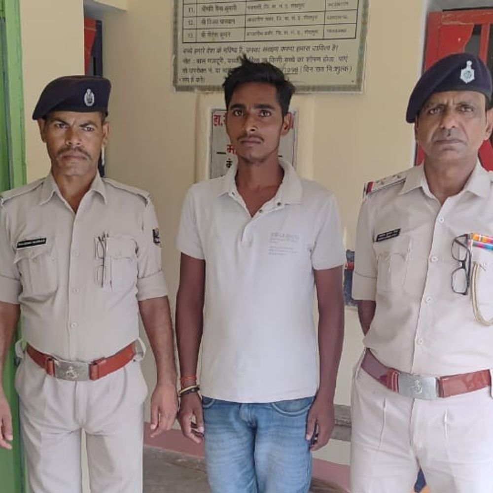 अंतरजिला शराब तस्कर बिल्टन कुमार गिरफ्तार:डेढ़ माह बाद जाल बिछाकर पकड़ा, सादे कपड़ों में मौजूद पुलिसकर्मियों ने उसे धर दबोचा