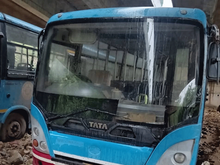 बिलासपुर में मलबे में फंसी HRTC बसें:घरों में घुसा पानी, सितंबर में नॉर्मल से 136% ज्यादा बारिश