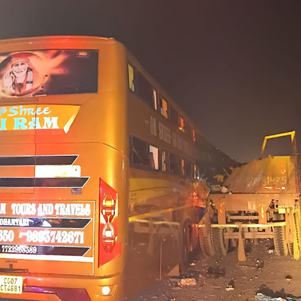 जौनपुर बस हादसे का मुख्य चालक फरार:पुलिस ने बस मालिक से की पूछताछ, तलाश में दबिश जारी