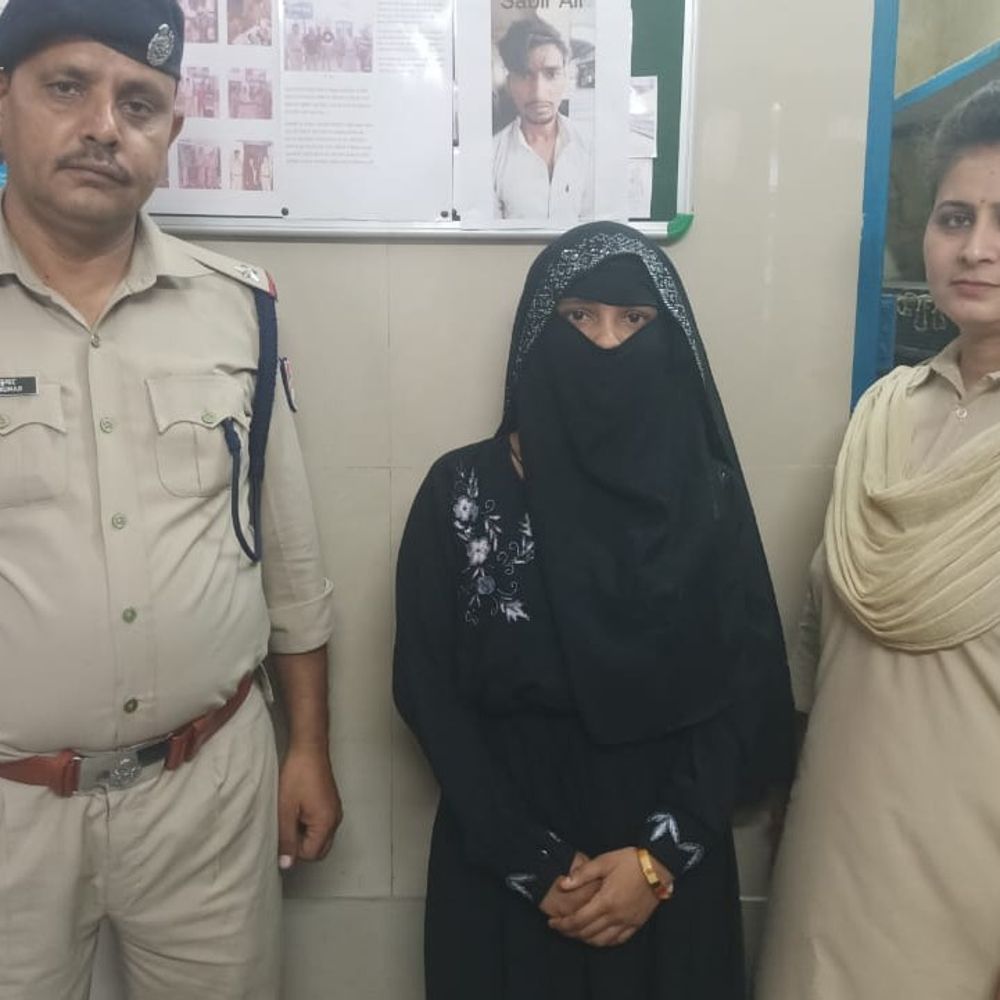 आरपीएफ ने नाबालिग बालिका को ट्रेन से उतारा:बरेली से हापुड़ पहुंची किशोरी, मां को सौंपा