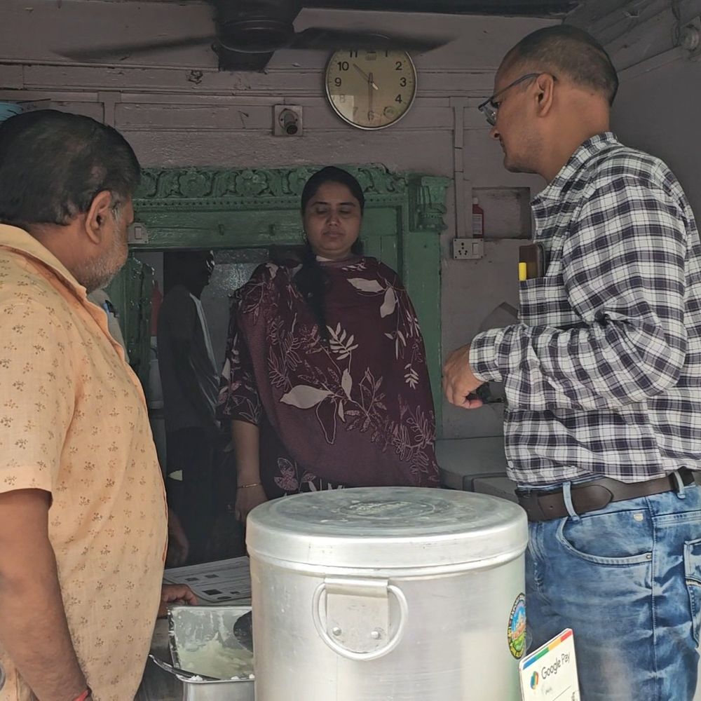 शाजापुर में दूध डेयरियों पर कार्रवाई:त्योहारों से पहले कलेक्टर के निर्देश पर लिए गए सैंपल