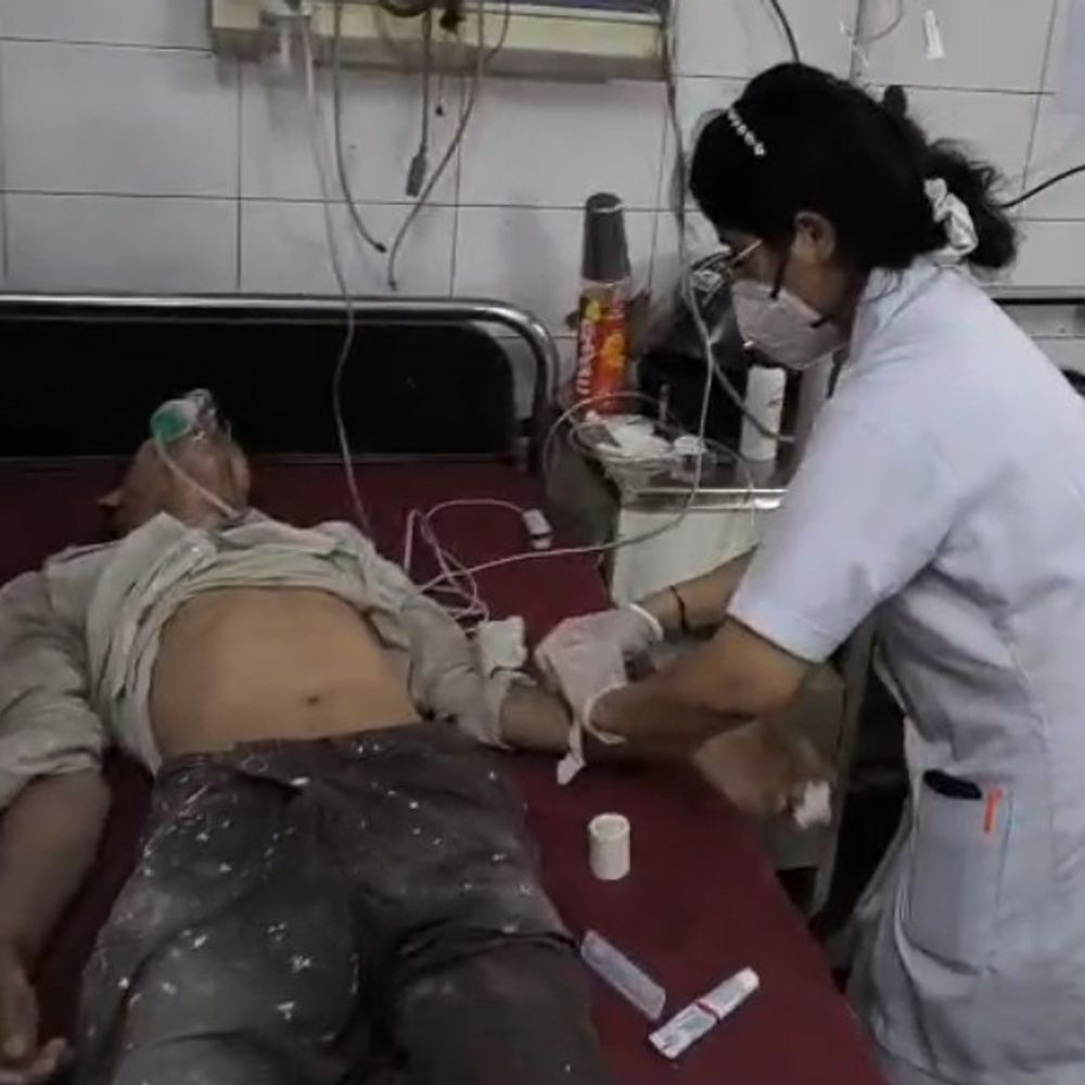 एटा में पुताई करते मजदूर को आया हार्ट अटैक:लोगों ने दिया CPR, मेडिकल कॉलेज में भर्ती, हालत गंभीर