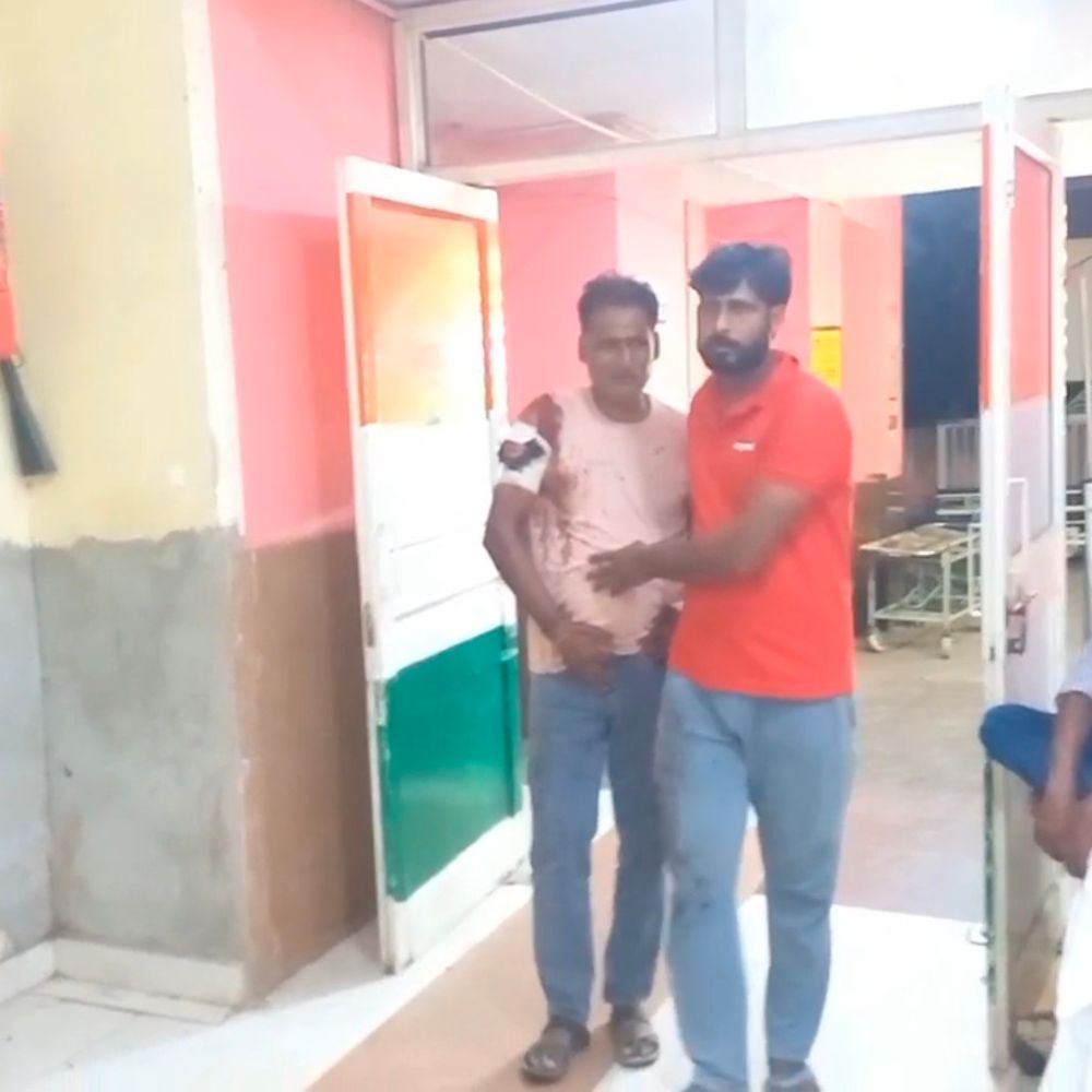 फिरोजाबाद में मकान निर्माण को लेकर विवाद:गोली लगने से शख्स गंभीर; गांव में तनाव, पुलिस तैनात