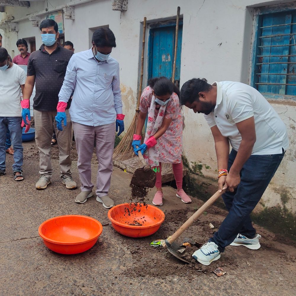रायसेन में जनप्रतिनिधियों-अधिकारियाें ने उठाया फावड़ा:"स्वच्छता ही सेवा" पखवाड़े के तहत की वार्ड 1 से 3 की सफाई; लोगों को किया जागरूक