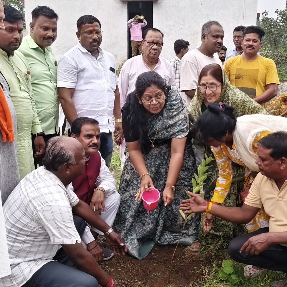नेपानगर विधायक ने ‘नमो वन’ में लगाए 75 पौधे:पीएम के जन्मदिन पर बाउंड्रीवाल-सभा मंडप के लिए 7 लाख देने की घोषणा की