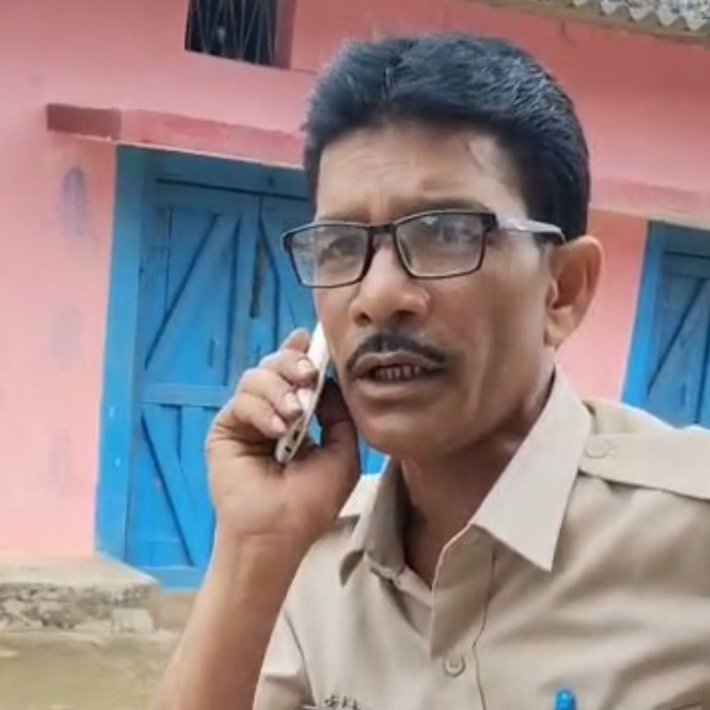 सिंगरौली में नकली पुलिसकर्मी ग्रामीणों से कर रहा अवैध वसूली:थाना प्रभारी बोले- वीडियो में दिख रहा व्यक्ति पुलिस विभाग में नहीं, ग्राम रक्षा समिति का पूर्व सदस्य है