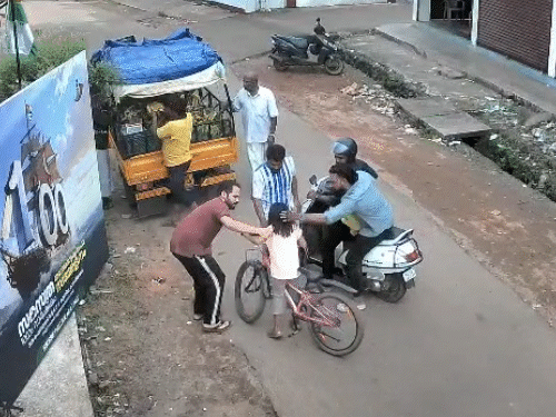 केरल-बच्ची के गले में च्युइंगम फंसी, सांस लेने में दिक्कत:घुटन होने लगी; पास खड़े युवकों ने बचाया, वीडियो वायरल