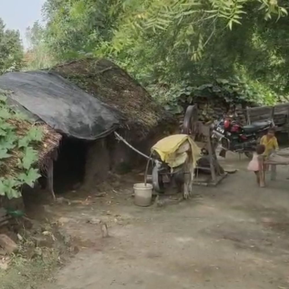 संभल में गंगा किनारे मकान गिरा:परिवार बाल-बाल बचा, ढाई लाख का नुकसान; डीएम से मदद की गुहार