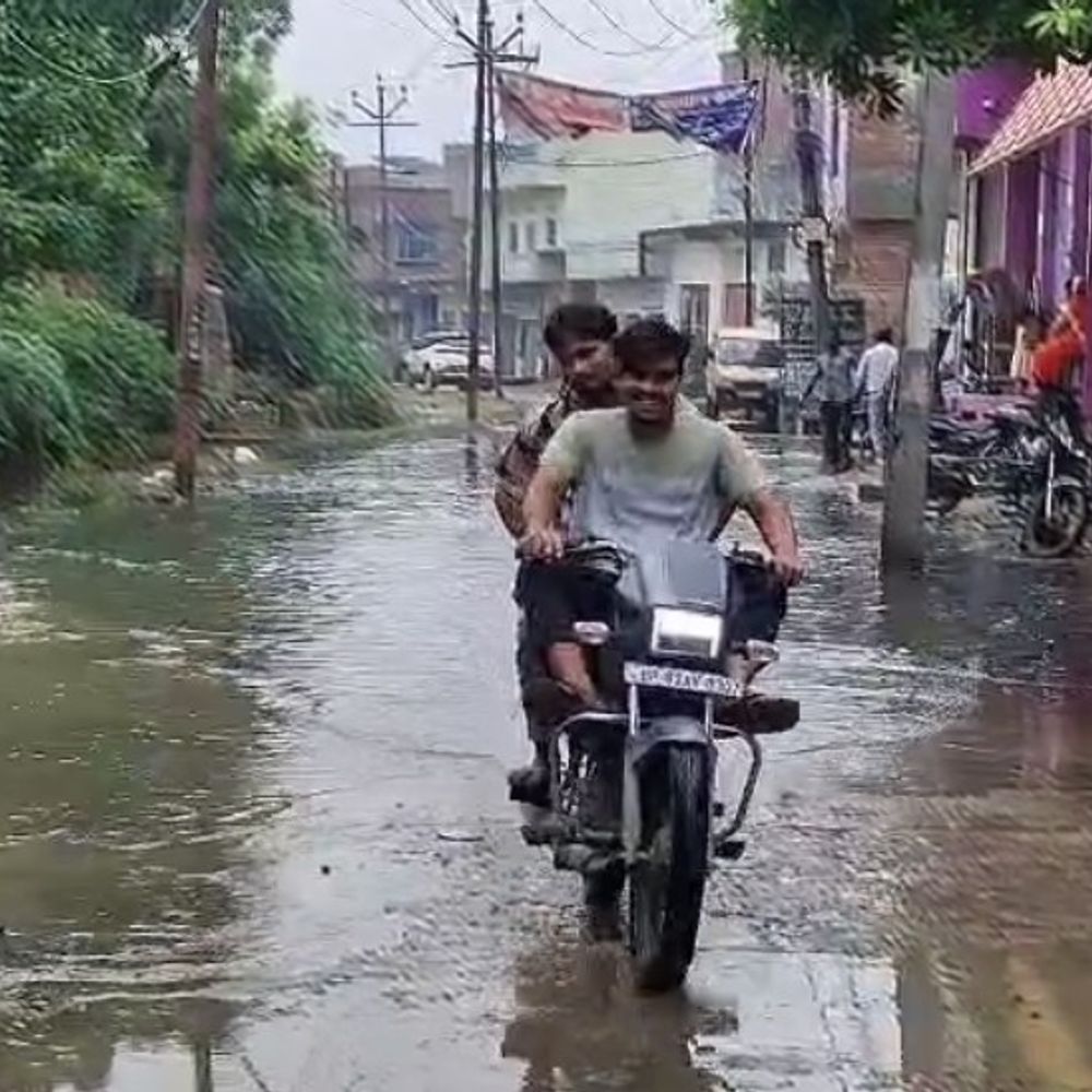 एटा में सड़क पर गंदे पानी का जमाव:हजारों स्कूली बच्चे और शहरवासी निकलने को मजबूर, समाधान की मांग