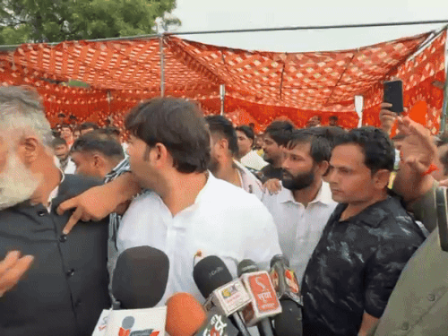 हरियाणा मंत्री की सभा में घुसा सांड, बाल-बाल बचे, VIDEO:मीडिया छोड़ गाड़ी की ओर लपके, सिक्योरिटी सहमी; ग्रामीणों से बहस हुई