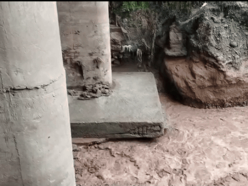 रोपड़ में हिमाचल-पंजाब को जोड़ने वाला पुल खतरे में:  भारी बारिश से नींव कमजोर, पिलरों को नुकसान; निर्माण सामग्री बही – Ropar (Rupnagar) News