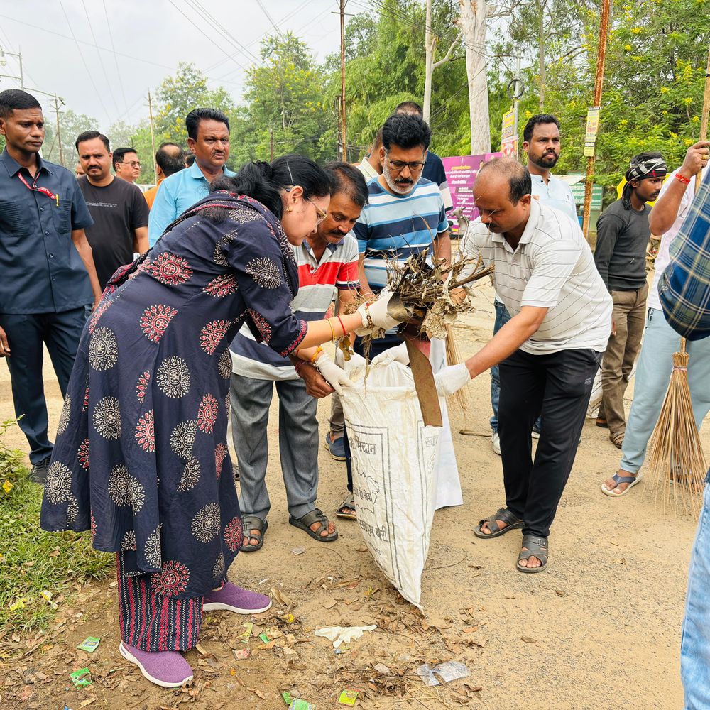 सांसद भारती पारधी ने स्वच्छता अभियान में झाड़ू लगाई:बोली- घर-आंगन स्वच्छ होने पर ही विकसित होगा भारत; लोगों ने नियमित सफाई की मांग की