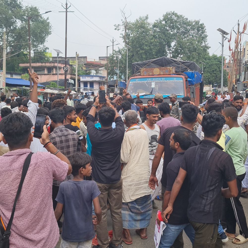 गिरिडीह में तीन महीने से बिजली संकट जारी:  हुट्टी बाजार में फूटा गुस्सा, लोगों ने सड़क जाम कर किया प्रदर्शन – Giridih News