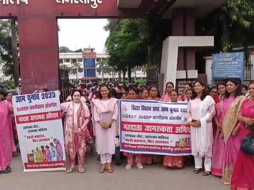 समस्तीपुर में वोटर जागरूकता अभियान:कलेक्ट्रेट से महिलाओं ने निकाली रैली, आम जनता से अपील- पहले मतदान करें, फिर जलपान करें