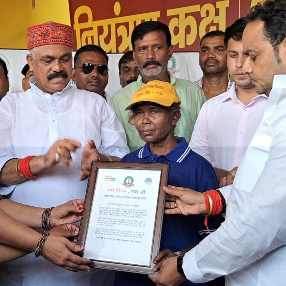 गयाजी में सफाई कर्मियों को प्रशस्ति पत्र से किया सम्मानित:मेयर ने कहा- स्वच्छता सेनानियों के परिश्रम की बदौलत ही गयाजी नगर निगम बिहार में प्रथम