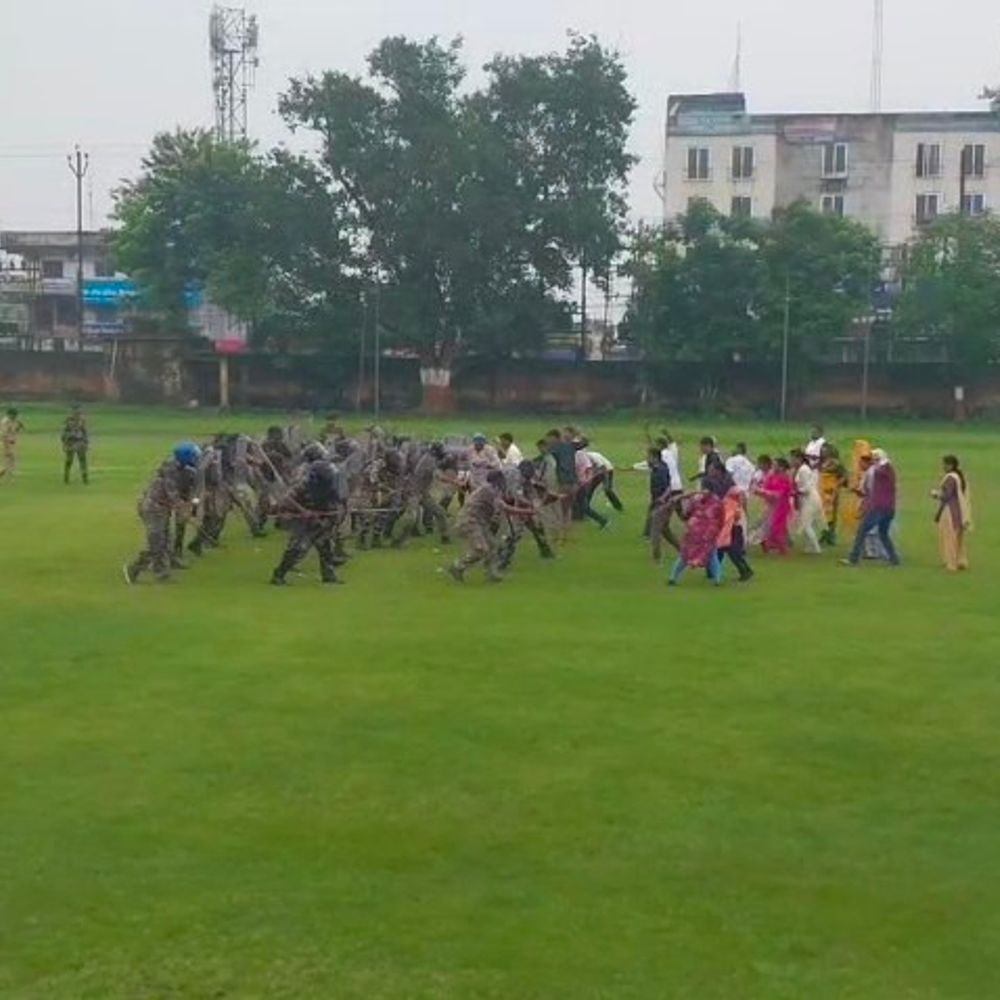 धनबाद पुलिस ने दुर्गा पूजा के लिए किया मॉक ड्रिल:  भीड़ नियंत्रण और सुरक्षा व्यवस्था को मजबूत करने का अभ्यास – Dhanbad News