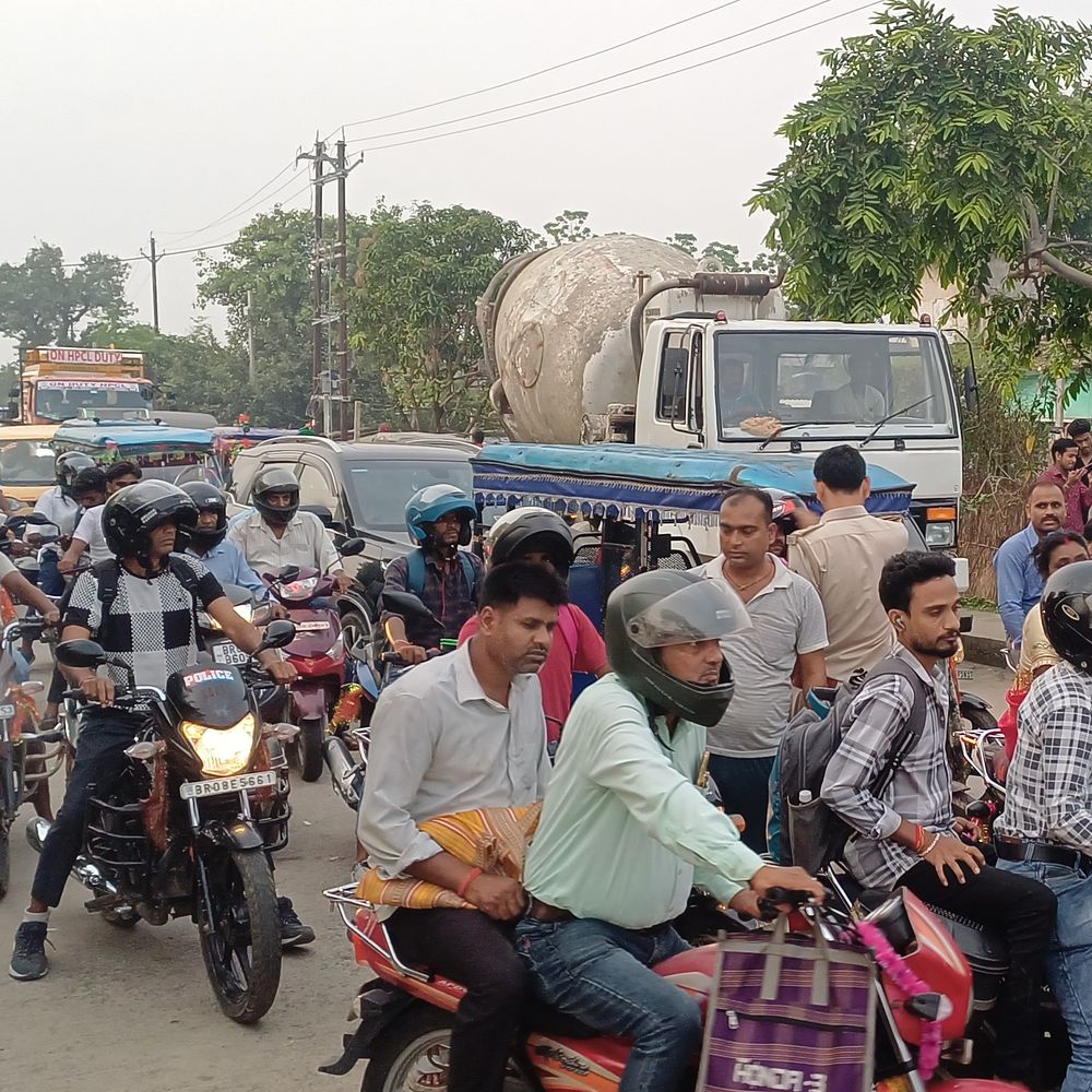 मुंगेर में 6 घंटे तक फंसी रही गाड़ियां:बाढ़ पीड़ितों का मुआवजे की मांग को लेकर सड़क जाम, CO-थानाध्यक्ष ने जाम खुलवाया
