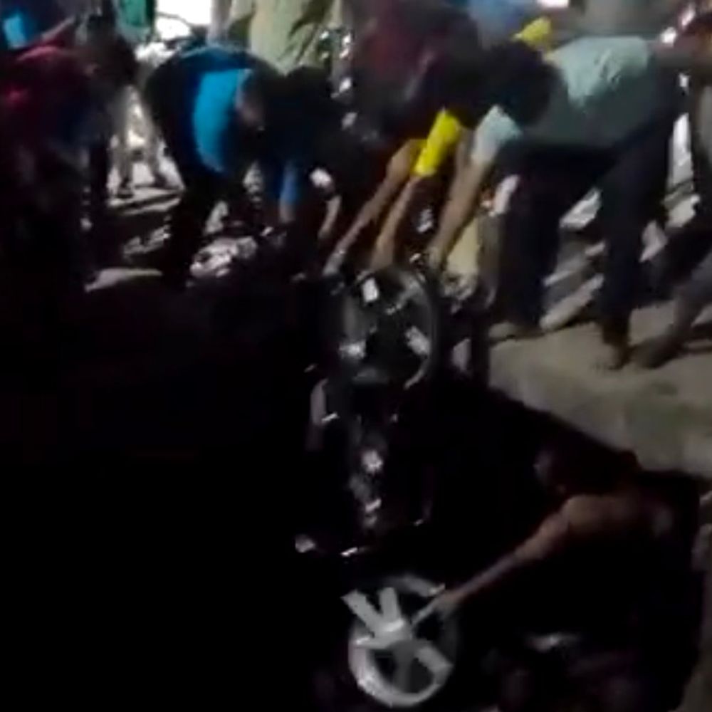 बाइक समेत खुले नाले में गिरा युवक:लोगों ने सुरक्षित बाहर निकाला, नगर पालिका की लापरवाही से हादसा