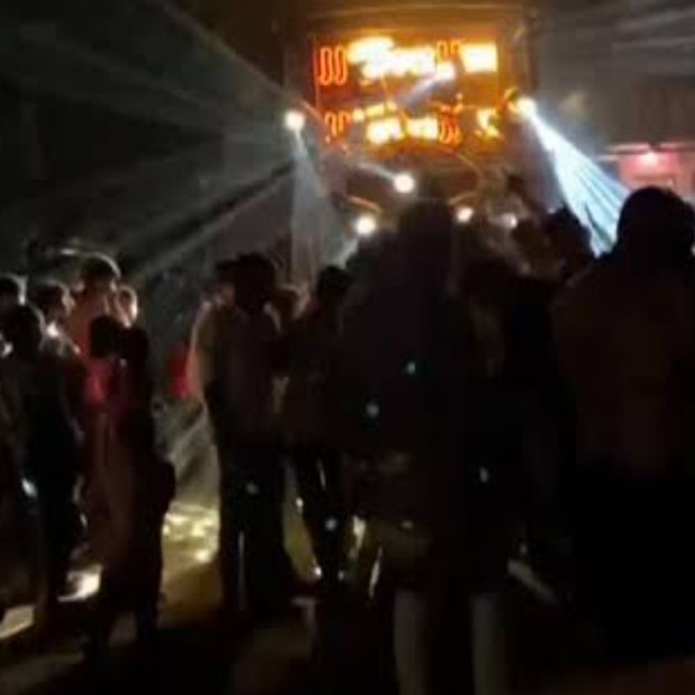 किशनगंज में अवैध डीजे वाहन जब्त, दो गिरफ्तार:रात की गश्ती के दौरान अश्लील गाने बजाने का आरोप, चालक और संचालक गिरफ्तार