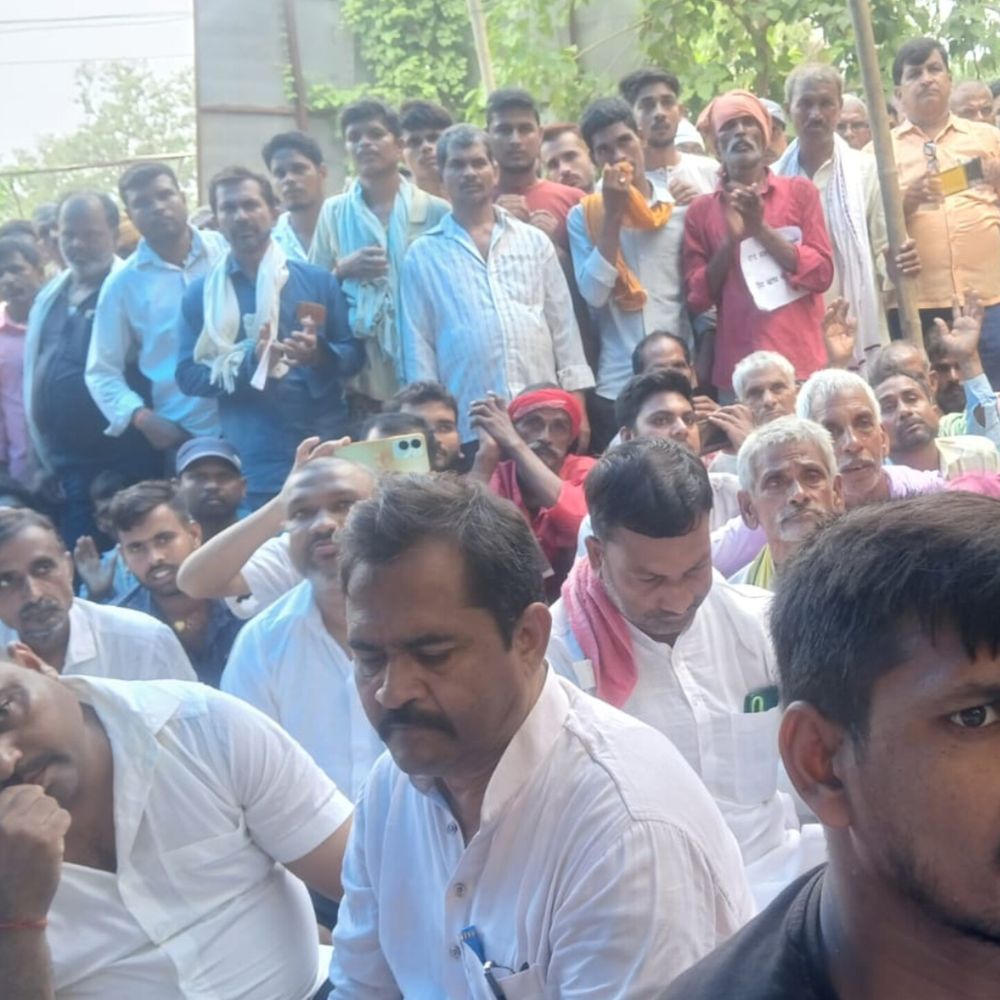 सारण में कटाव प्रभावितों का प्रखंड कार्यालय पर प्रोटेस्ट:रिंग बांध नहीं तो वोट नहीं का नारा, 7 पंचायत के 5000 लोगों ने निकाला मार्च