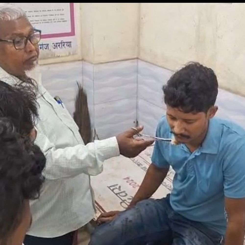 अररिया के रानीगंज में दिनदहाड़े लूट:CSP संचालक से 2.43 लाख रुपए छीने, बदमाशों ने पिस्टल के बट से किया हमला