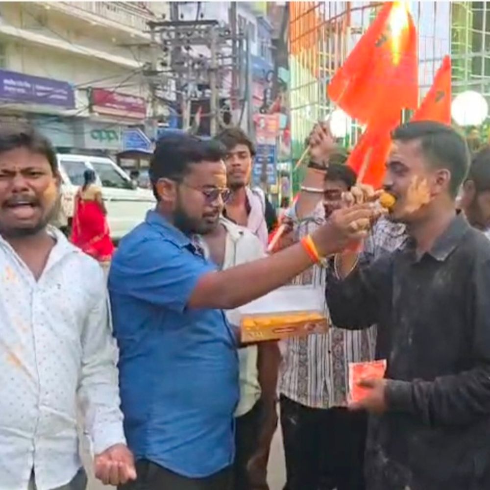 दिल्ली यूनिवर्सिटी चुनाव में एबीवीपी की बड़ी जीत:शेखपुरा में छात्रों ने आतिशबाजी कर बांटी मिठाइयां, जश्न का माहौल