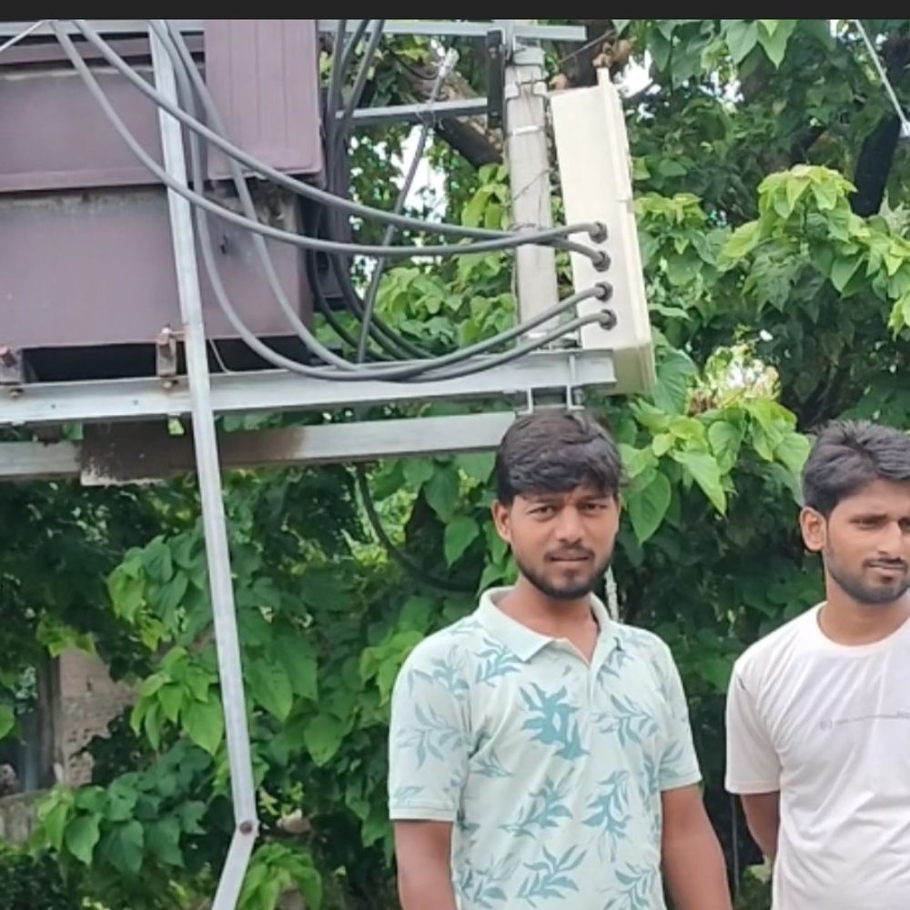 कुंडी गांव में झुका बिजली का पोल:GN बांध के पास ट्रांसफार्मर भी असुरक्षित, हादसे की आशंका