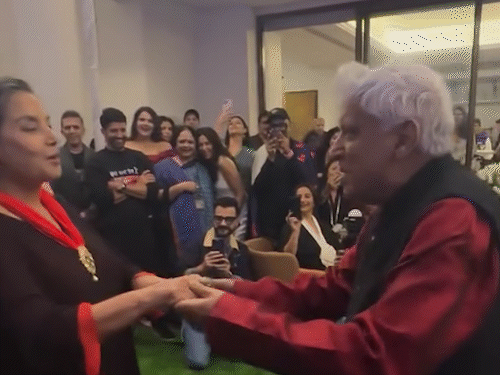 75वें बर्थडे पर जमकर थिरकीं शबाना आजमी:पति जावेद अख्तर संग प्रिटी लिटिल बेबी पर किया डांस, सेलिब्रेशन में उमड़ा बॉलीवुड