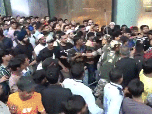 आईफोन-17 की बिक्री शुरू, मुंबई BKC स्टोर में झगड़े लोग:एपल स्टोर्स पर देर रात से लाइनें, सबसे पतले आईफोन की कीमत ₹1.20 लाख