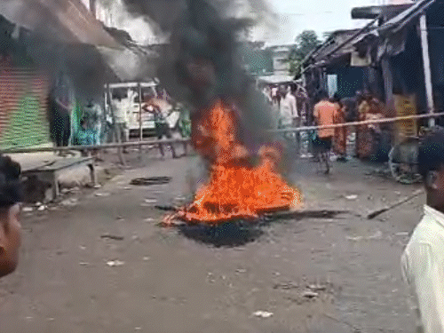 पूर्णिया में दुर्गा प्रतिमा को तोड़ा ,भीड़ ने आगजनी की:मुस्लिम युवक को पीटा, रस्सी से बांधकर पुलिस के हवाले किया, भारी फोर्स तैनात