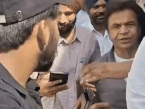 बॉलीवुड अभिनेता राजपाल यादव फाजिल्का पहुंचे:बाढ़ पीड़ितों से मिले, बोले- दुख की घड़ी में साथ खड़े