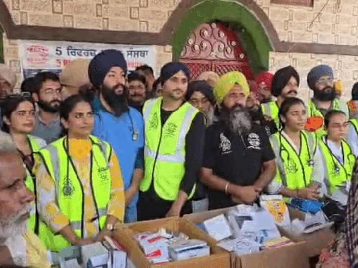 पूर्व क्रिकेटर हरभजन सिंह ने अस्पताल को दिए 2 एम्बुलेंस:अजनाला में राहत कार्य किया, मेडिकल किट बांटी, बोले-पंजाब फिर अपने पैरों पर खड़ा होगा