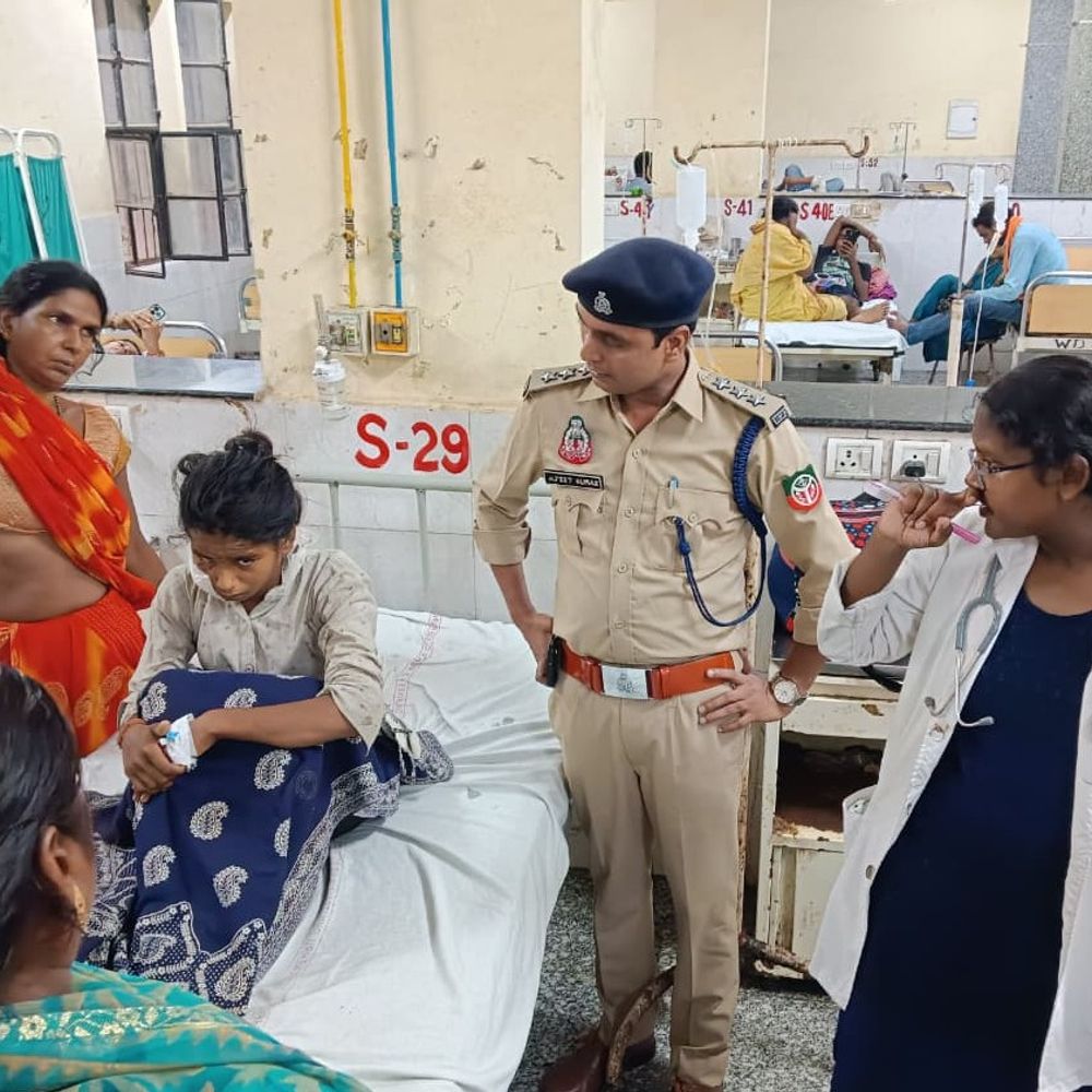 महराजगंज में तेंदुए के हमले में किशोरी घायल:वन विभाग ने मेडिकल कॉलेज जाकर जाना हाल, दी आर्थिक मदद