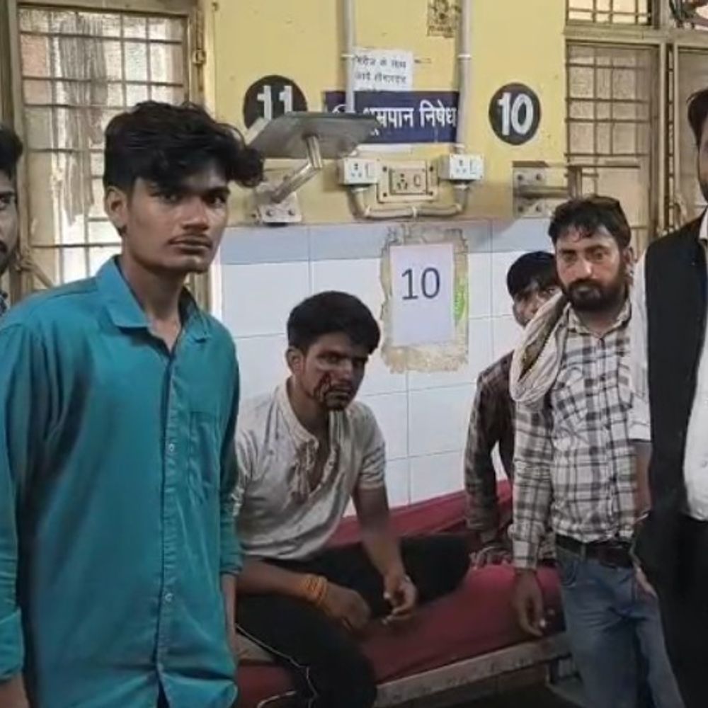 पुरानी रंजिश में युवक पर चाकू और तमंचे से हमला:झाड़ियों में छिपकर बचाई जान, 10 दिन पहले हुआ था विवाद