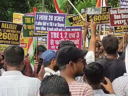 पटना में फिर सड़कों पर उतरे TRE-4 कैंडिडेट्स:CM हाउस का घेराव करने निकले, सरकार के खिलाफ नारेबाजी, भारी फोर्स तैनात