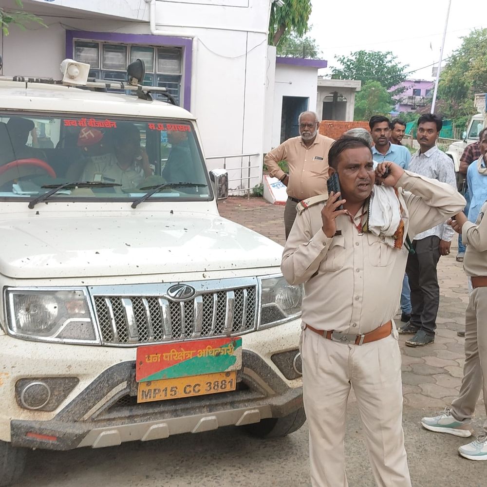 वनपाल की कॉलर पकड़कर थप्पड़ मारे:सागर में सुरक्षा कर्मियों को बदमाशों ने लाठियों से पीटा; बदमाशों ने सरकारी वाहन में तोड़फोड़ की