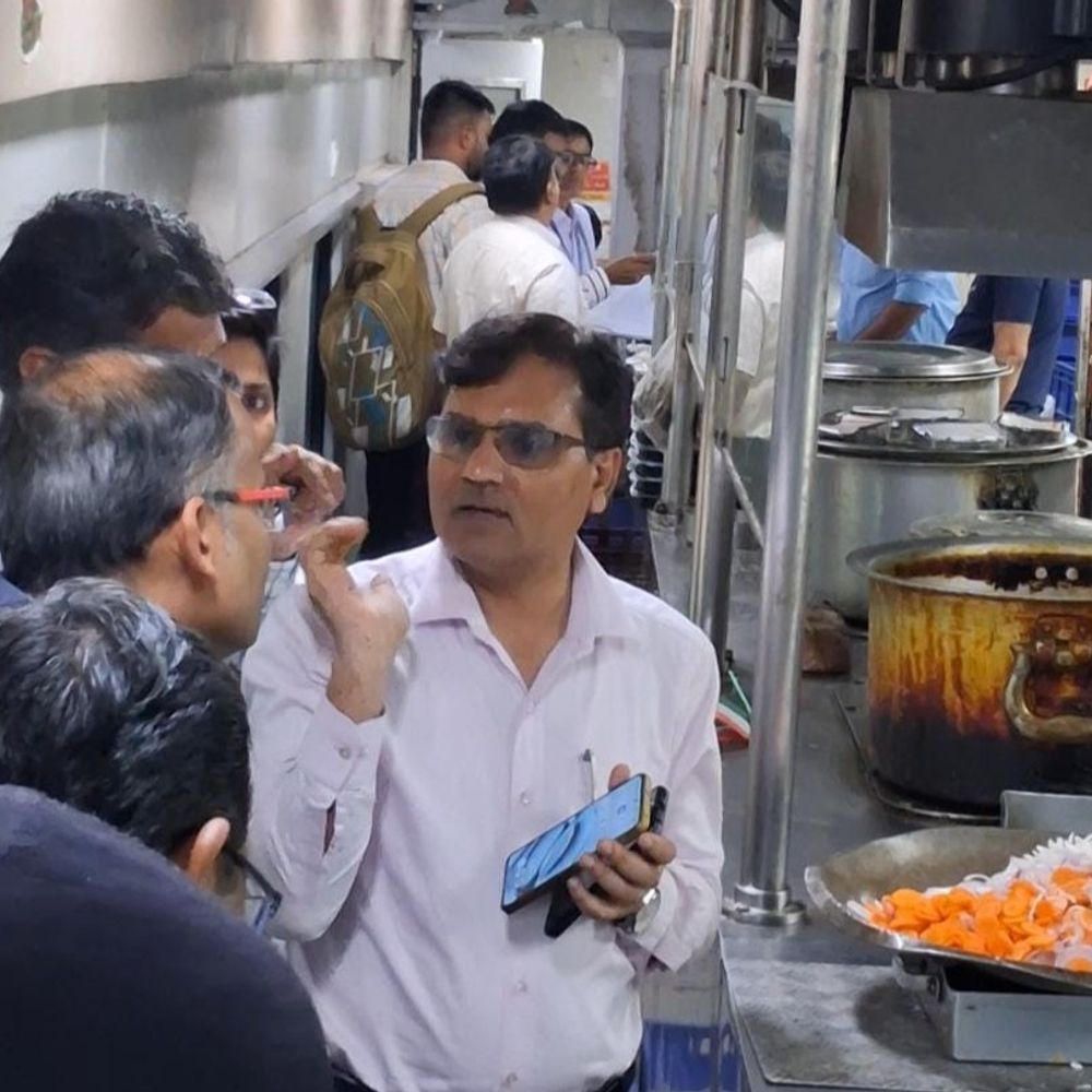 खंडवा में सूरत–छपरा एक्सप्रेस की पेंट्री कार में चढ़े DRM:  आटा-आलू फिंकवाए, नल के पानी से पक रहा था खाना; पैक बोतल भी दूसरे ब्रांड की मिली – Khandwa News