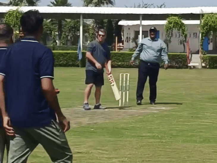 हरियाणा पहुंचे ऑस्ट्रेलिया खिलाड़ी डेविड वॉर्नर:नूंह में कार में घूमते नजर आए, केनपैक कंपनी में क्रिकेट खेलने का VIDEO सामने आया