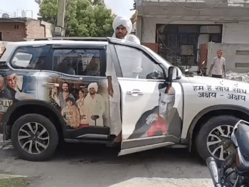 हरियाणवी पहनावे में अक्षय से मिलने मुंबई पहुंचा आढ़ती परिवार:₹25 लाख की स्कॉर्पियो खरीदी, पोस्टर लगाए; पूरा शो बुक कर 300 दर्शकों को नाश्ता कराया