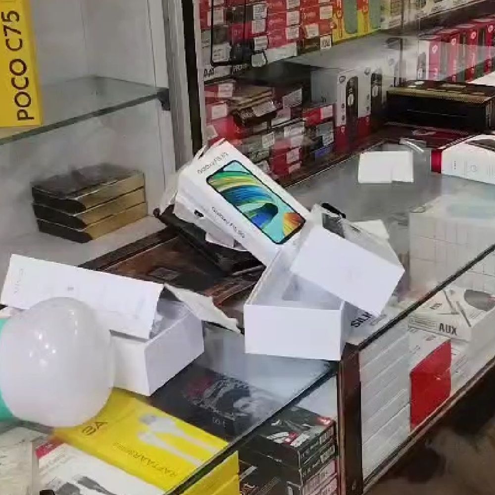 देवघर में मोबाइल दुकान की छत काटकर चोरी:  लाखों के नए और रिपेयर के लिए आए फोन गायब, सीसीटीवी फुटेज से जांच शुरू – Deoghar News